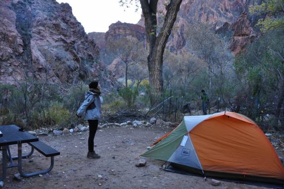 Acampando no Bright Angel Canyon, no fundo do Grand Canyon, no Arizona, nos Estados Unidos